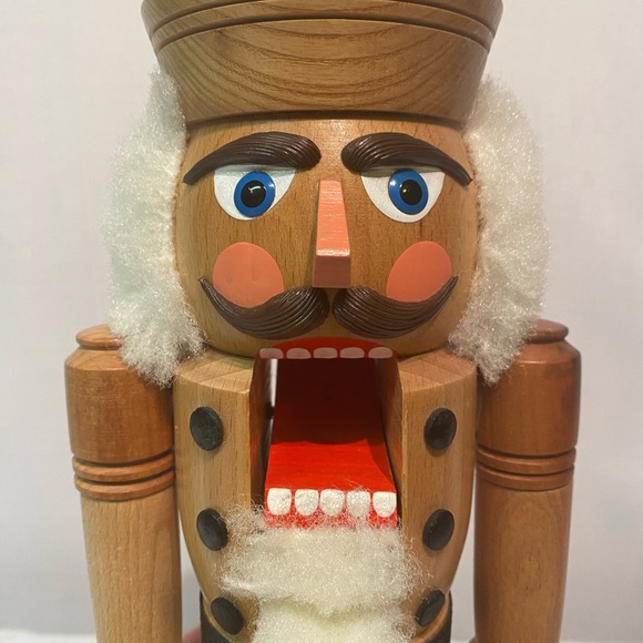 Vintage Erzgebirge Nutcracker Soldier Natural Wood Tan Brown Black 15" Germany - Picture 5 of 9